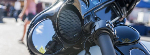 Motorcycle hi-fi: Find out the differences between one-piece and two-piece speakers!