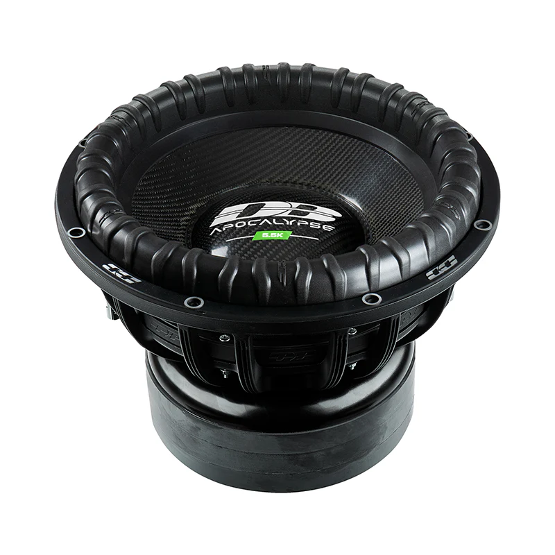 Il subwoofer Deaf Bonce Apocalypse DВ-5.5K da 15 è dotato di un bordo in gomma nera a coste ed eroga una potente potenza di 5500W RMS.