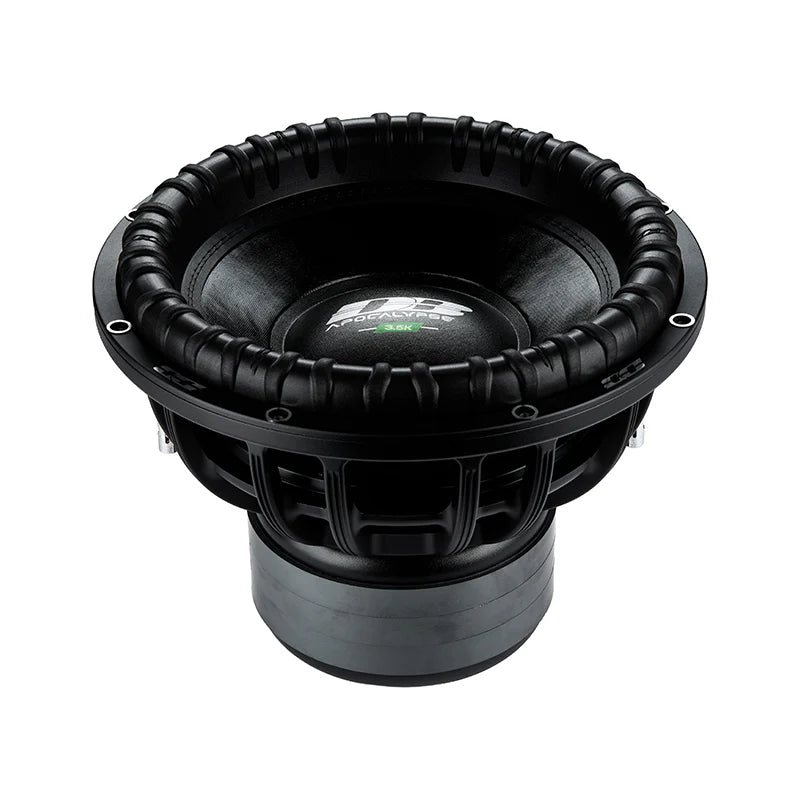 Il subwoofer Apocalypse DВ-3.5K da 15 di Deaf Bonce presenta un bordo in gomma a coste, un cono profondo, una struttura in metallo e 3500W RMS, mostrati dallalto su sfondo bianco.