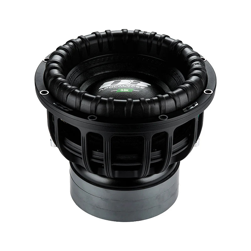 Il subwoofer nero Deaf Bonce Apocalypse DВ-3.5K da 12 presenta un bordo in gomma a coste, un cestello in metallo e un grande magnete, su sfondo bianco.