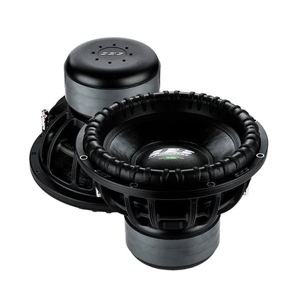 Due subwoofer Deaf Bonce Apocalypse DB-3.5K da 15 con bordi e loghi a coste erogano 3500W RMS ciascuno su sfondo bianco.