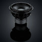 Il subwoofer Deaf Bonce Apocalypse DВ-3.5K da 15, con un grande cono e un pesante bordo, eroga 3500W RMS ed è raffigurato su una superficie riflettente su uno sfondo scuro.