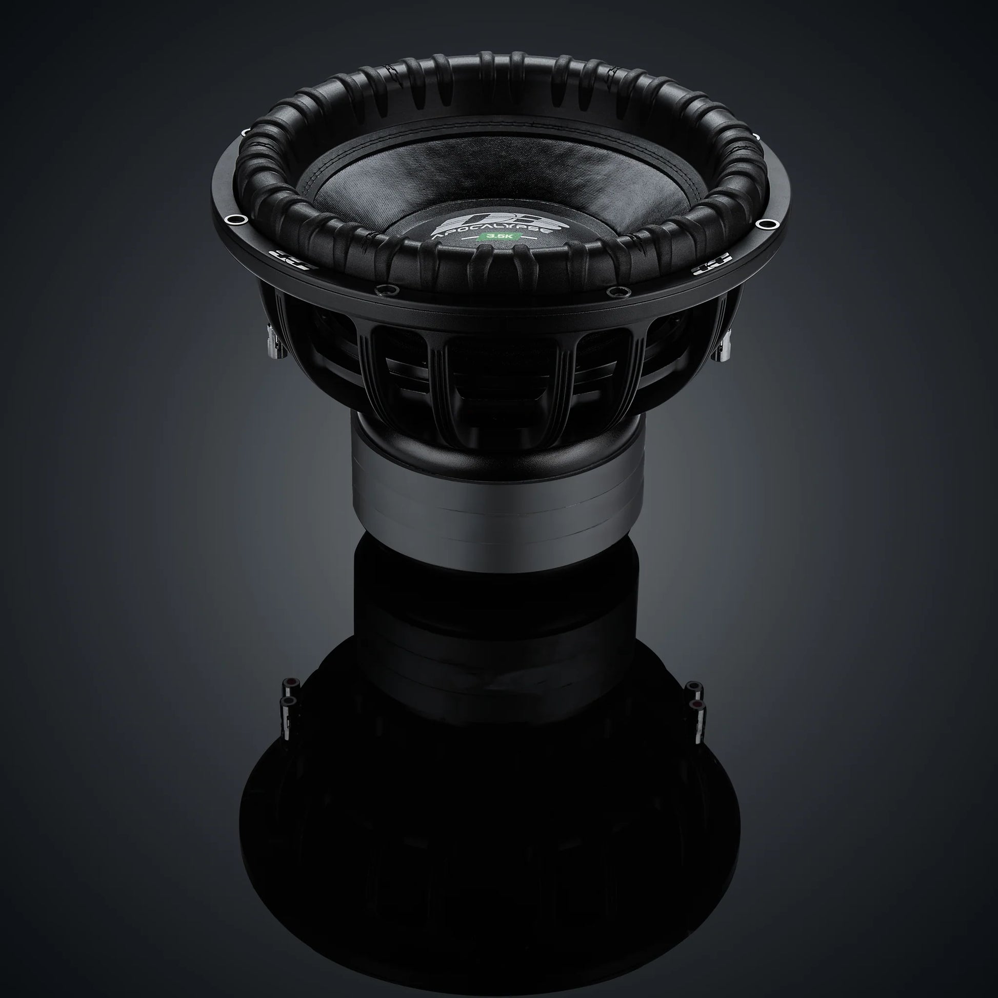 Il subwoofer Deaf Bonce Apocalypse DВ-3.5K da 15, con un grande cono e un pesante bordo, eroga 3500W RMS ed è raffigurato su una superficie riflettente su uno sfondo scuro.