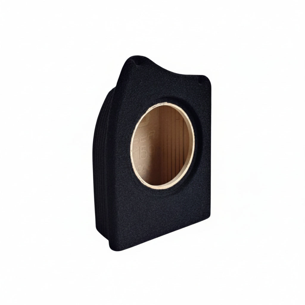 Der Masori G8-8 Alfa Romeo 159 ist ein schwarzes Lautsprechergehäuse aus MDF mit einer zentralen Aussparung für einen 8-Zoll-Subwoofer, durch die das Holzinnere sichtbar wird – ideal für Audioanlagen.