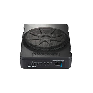 El Kicker Hideaway HS10 es un subwoofer negro de 10 pulgadas con rejilla protectora, panel de control y puertos de entrada frontales, aislados sobre un fondo blanco.