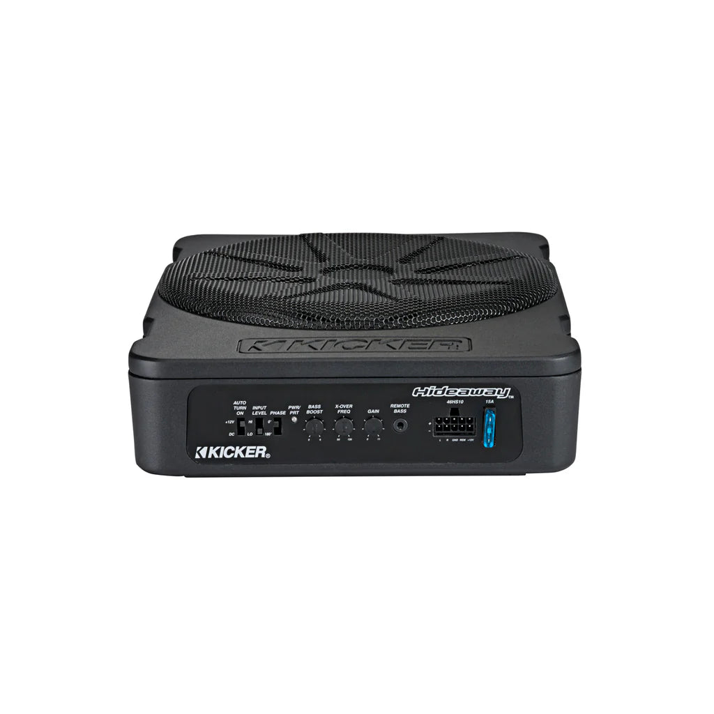 Vista frontal de un subwoofer negro Kicker Hideaway HS10 con panel de control, diales etiquetados, puertos de entrada y salida de potencia de 600 vatios RMS visible.