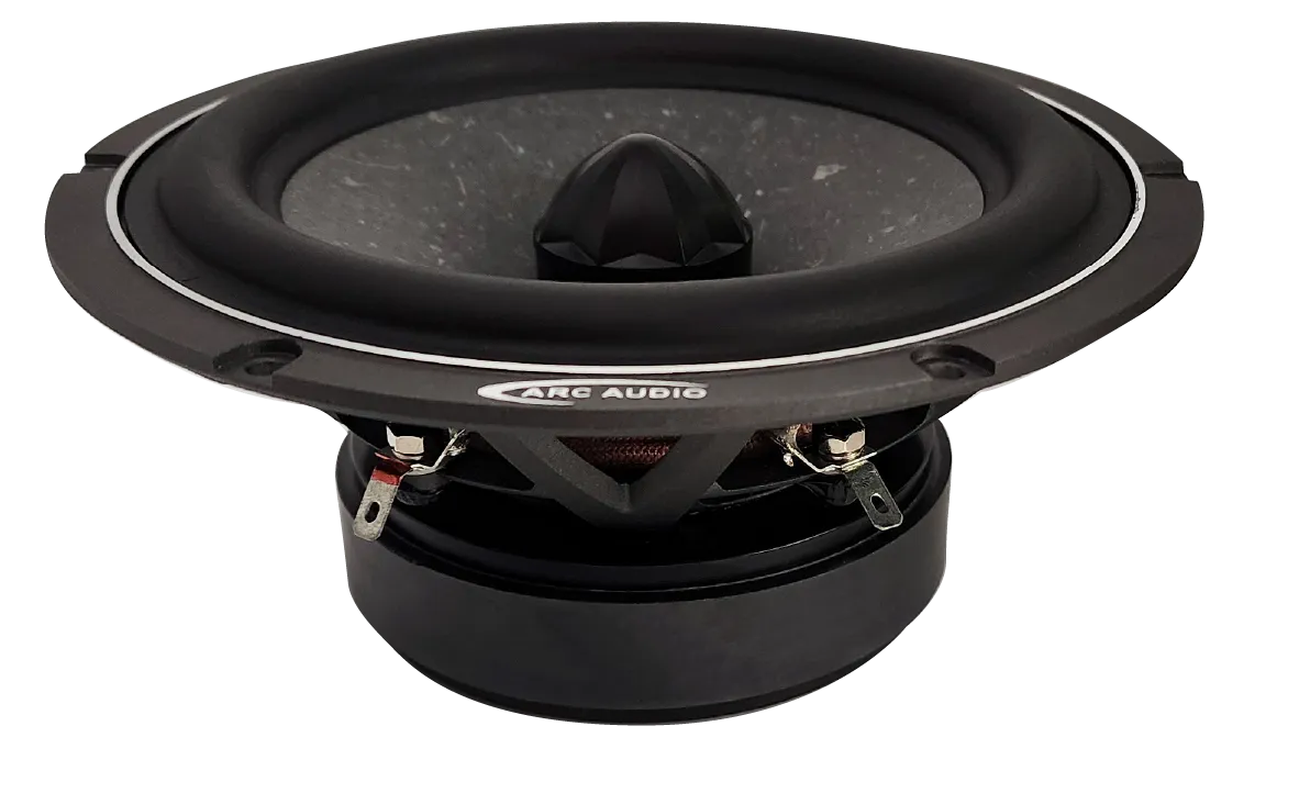 Un diffusore per auto ARC Audio AS600 nero con terminali di cablaggio, cono e cappuccio antipolvere visibili è mostrato su uno sfondo bianco.