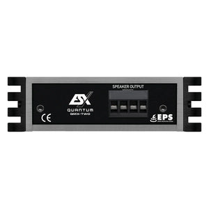 Vue de face du mini-amplificateur ESX Quantum QMX-TWO à 2 canaux de classe D, avec certification EPS, marquage CE, étiquette indiquant la puissance de sortie des haut-parleurs et façade noire rehaussée de touches métalliques.