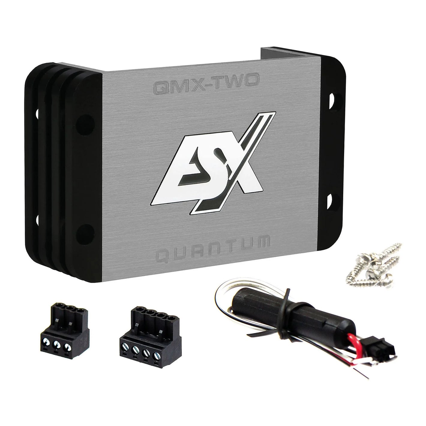 Rechteckiger silber-schwarzer ESX Quantum QMX-TWO Class-D-Mini-Verstärker, abgebildet mit Anschlüssen, Verkabelung, Schrauben, einem kleinen Bauteil und seiner kompakten Bauweise.