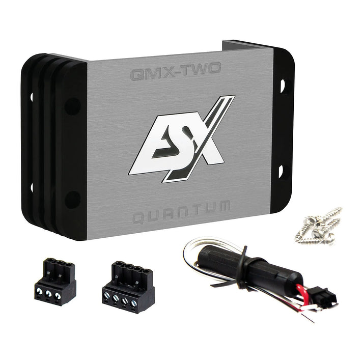 Rechteckiger silber-schwarzer ESX Quantum QMX-TWO Class-D-Mini-Verstärker, abgebildet mit Anschlüssen, Verkabelung, Schrauben, einem kleinen Bauteil und seiner kompakten Bauweise.