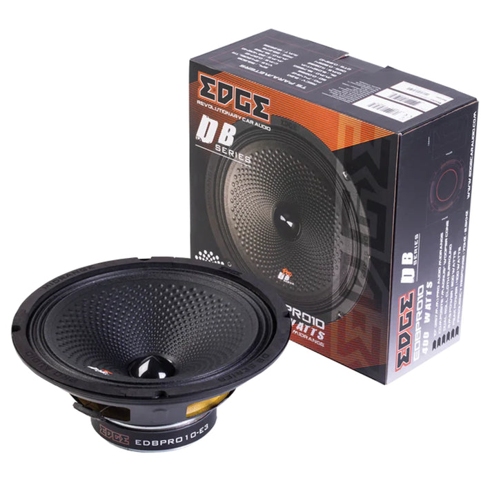 Ein schwarzer 10-Zoll-Car-Audio-Lautsprecher vom Typ Edge DB EDBPRO10-E3 mit einer Leistung von 200 W ist vor seiner Markenverpackung zu sehen, auf der das Bild und die Produktdetails desselben Modells abgebildet sind.