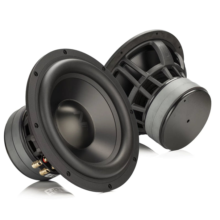 Nella foto sono raffigurati due subwoofer Gladen Zeta 10 neri, uno rivolto in avanti e l’altro all’indietro, che mostrano il cono, il magnete e le prestazioni dei bassi profondi su uno sfondo bianco.