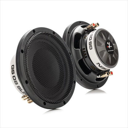 Dos subwoofers Gladen GS08-Slim de 8 pulgadas: uno orientado hacia delante con rejilla, y el otro en ángulo para mostrar su parte trasera compacta y los terminales de conexión.