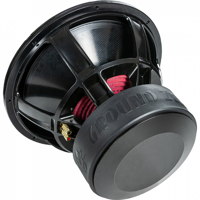 Der Ground Zero Plutonium GZPW 18C ist ein großer schwarzer Subwoofer mit einer sichtbaren roten Spule und dem Schriftzug GROUND ZERO auf dem hinteren Magnetgehäuse.