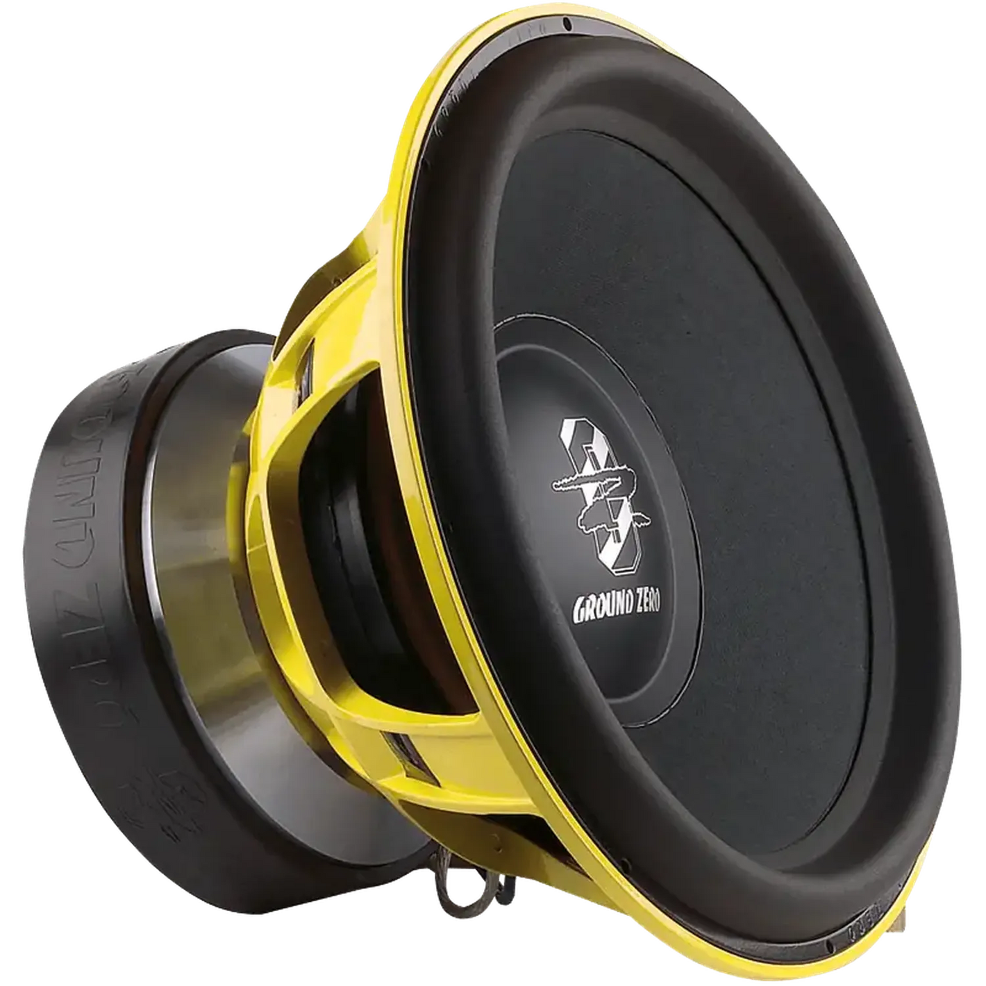 Un gran subwoofer Ground Zero Plutonium GZPW 18SPL de 10000 vatios SPL, negro y amarillo, con un logotipo visible en el cono, visto desde el lateral.