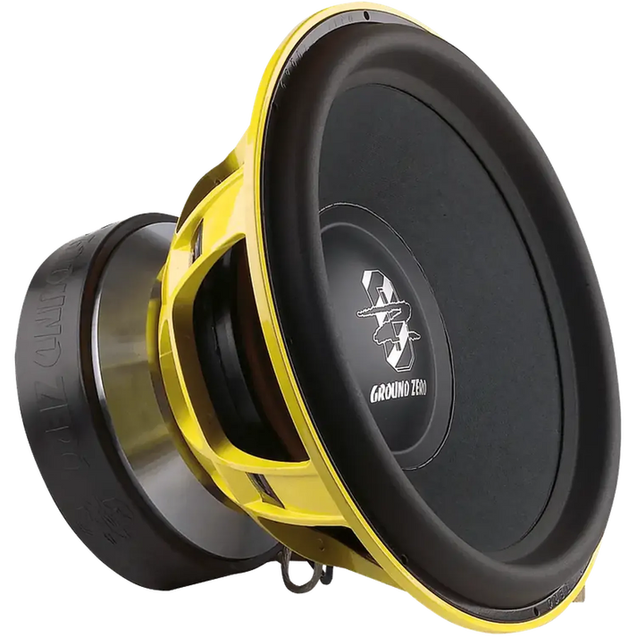 Un grande subwoofer Ground Zero Plutonium GZPW 18SPL 10000 Watt SPL di colore nero e giallo con un logo visibile sul cono, visto di lato.