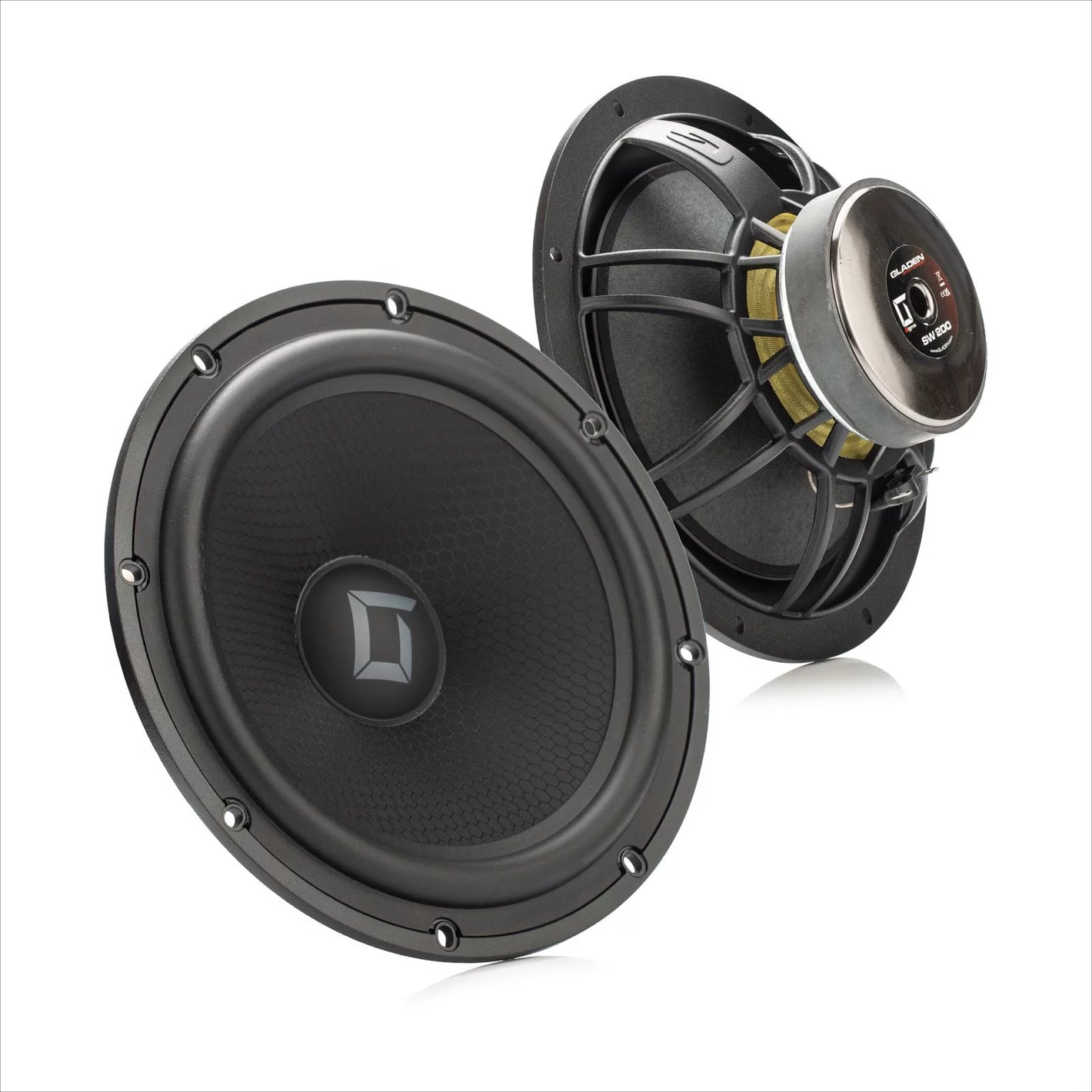 Deux enceintes Gladen Sigma 200 noires — lune montrant le cône, lautre inclinée de manière à dévoiler laimant — sont présentées sur un fond blanc.