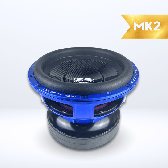Gold 10000 MK2 12″ Subwoofer in Blau und Schwarz von GS Audio, Carbon-Kevlar-Sandwich-Konus, gelbes „MK2“-Banner, heller Hintergrund.