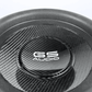 Gros plan sur un caisson de basses GS Audio Gold 10000 MK2 de 12 pouces, doté dune surface en fibre de carbone, dune membrane sandwich carbone-Kevlar et dun logo blanc ; conçu pour une puissance allant jusquà 10 000 W.