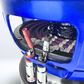 Primer plano de las conexiones del subwoofer GS Audio Gold 10000 MK2 de 12 pulgadas, con cables rojos y negros, marco azul y cono tipo sándwich de carbono y kevlar para una potencia de hasta 10 000 W.