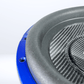 Nahaufnahme des GS Audio Gold 10000 MK2 12-Zoll-Subwoofers mit Carbon-Kevlar-Sandwich-Membran und Carbonfaser-Struktur vor einem hellen Hintergrund.