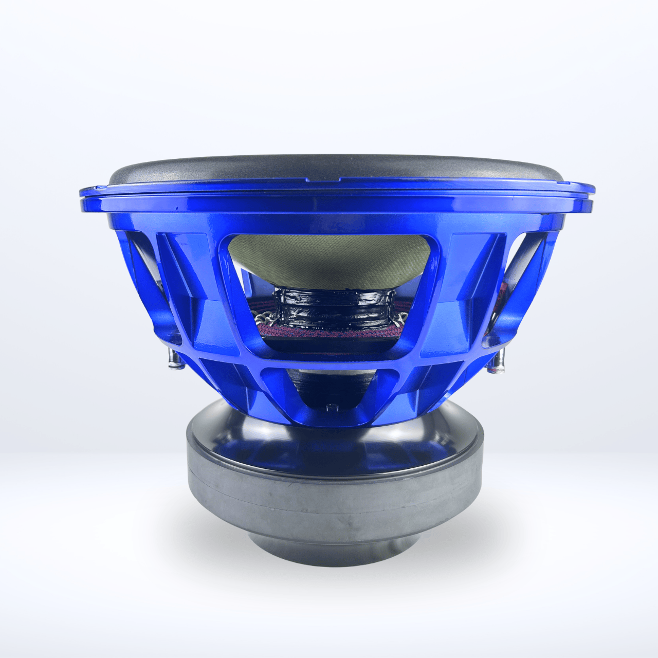 Sobre un fondo blanco aparece un subwoofer azul de 15 pulgadas del modelo GS Audio Gold 10000 MK2, con membrana negra, base metálica y marco abierto.