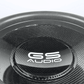 Nahaufnahme eines GS Audio Gold 10000 MK2 15-Zoll-Subwoofers mit Carbonfaser-Optik und dem in Weiß in der Mitte aufgedruckten Modellnamen.