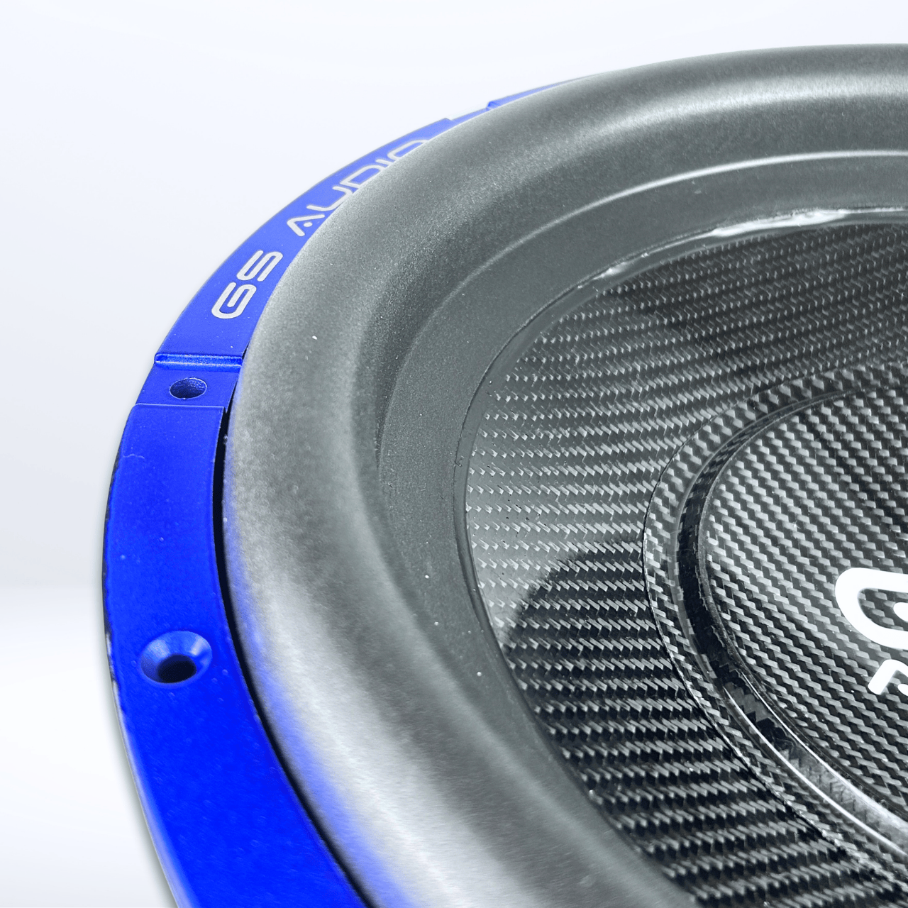 Nahaufnahme eines GS Audio Gold 10000 MK2 15-Zoll-Subwoofers in Schwarz und Blau mit Carbon-Optik, Logo-Details und einer beeindruckenden Leistung von 10.000 Watt.