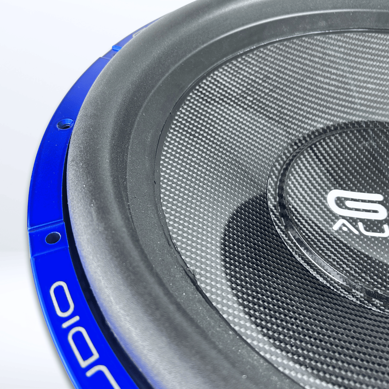 Nahaufnahme eines leistungsstarken GS Audio Gold 10000 MK2 18-Zoll-Subwoofers mit einer Carbonfaser-Membran, beschriftet mit „S“ und „AUDIO“.
