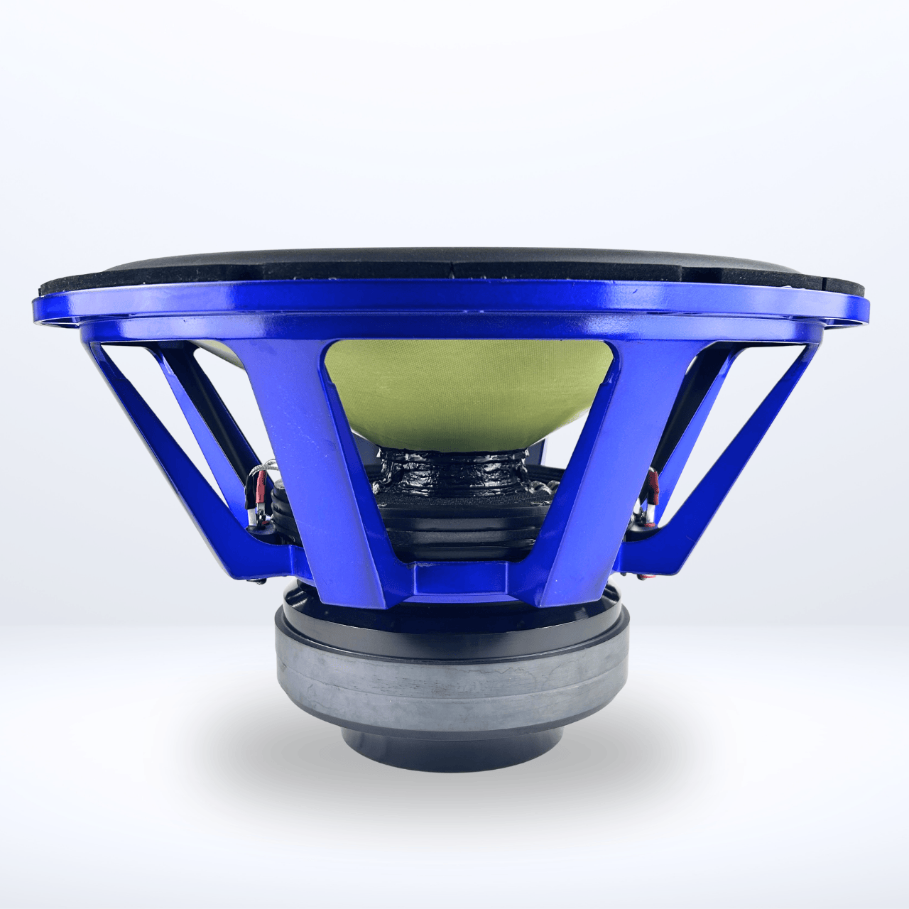 Un gros plan dune enceinte bleue de 21 pouces, modèle GS Audio Gold 10000 MK2, vue de profil, montre son cadre, sa membrane et son aimant sur fond blanc.