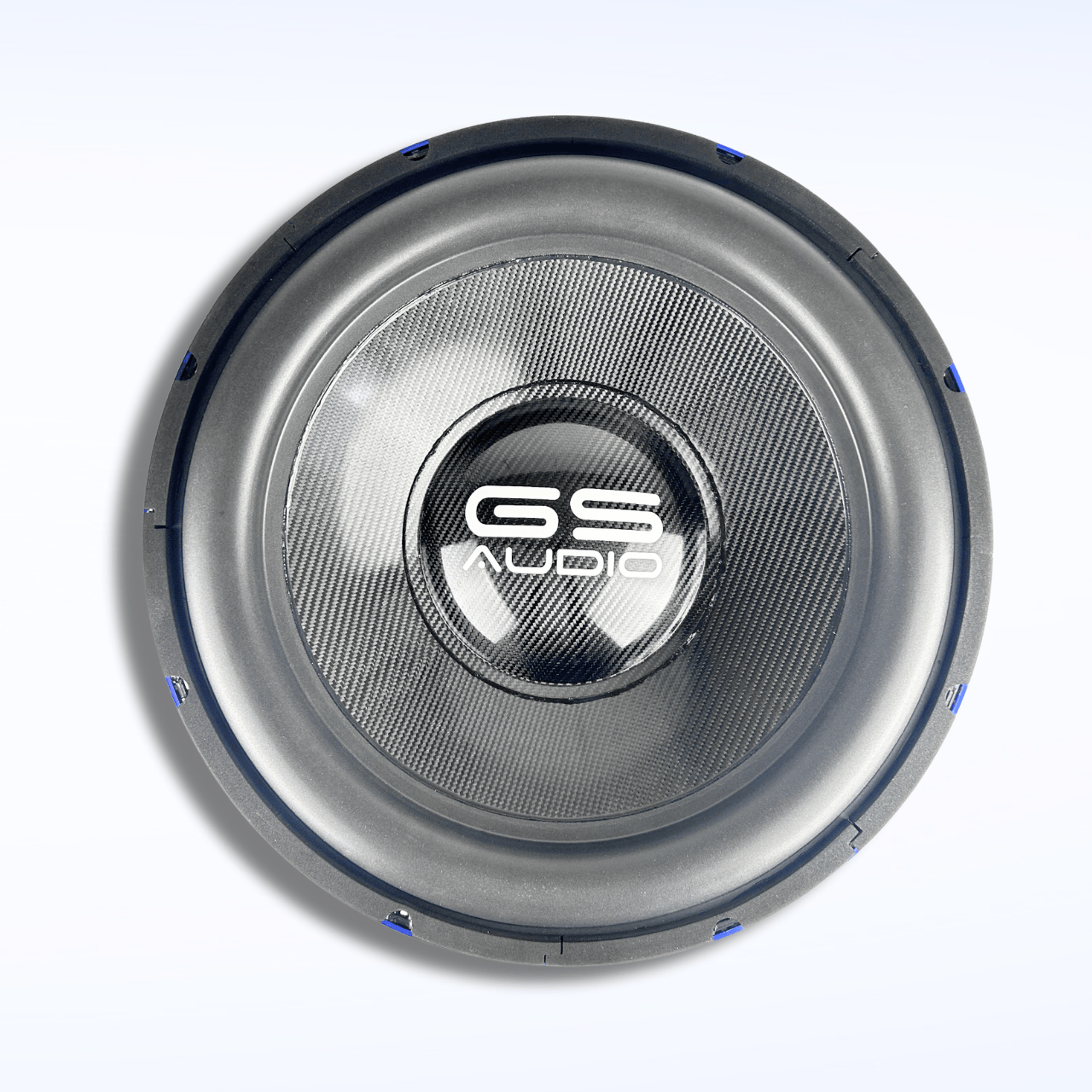 Un primer plano de un altavoz GS Audio Gold 10000 MK2 de 21″ con acabado en carbono, borde plateado y detalles en azul sobre un fondo claro.