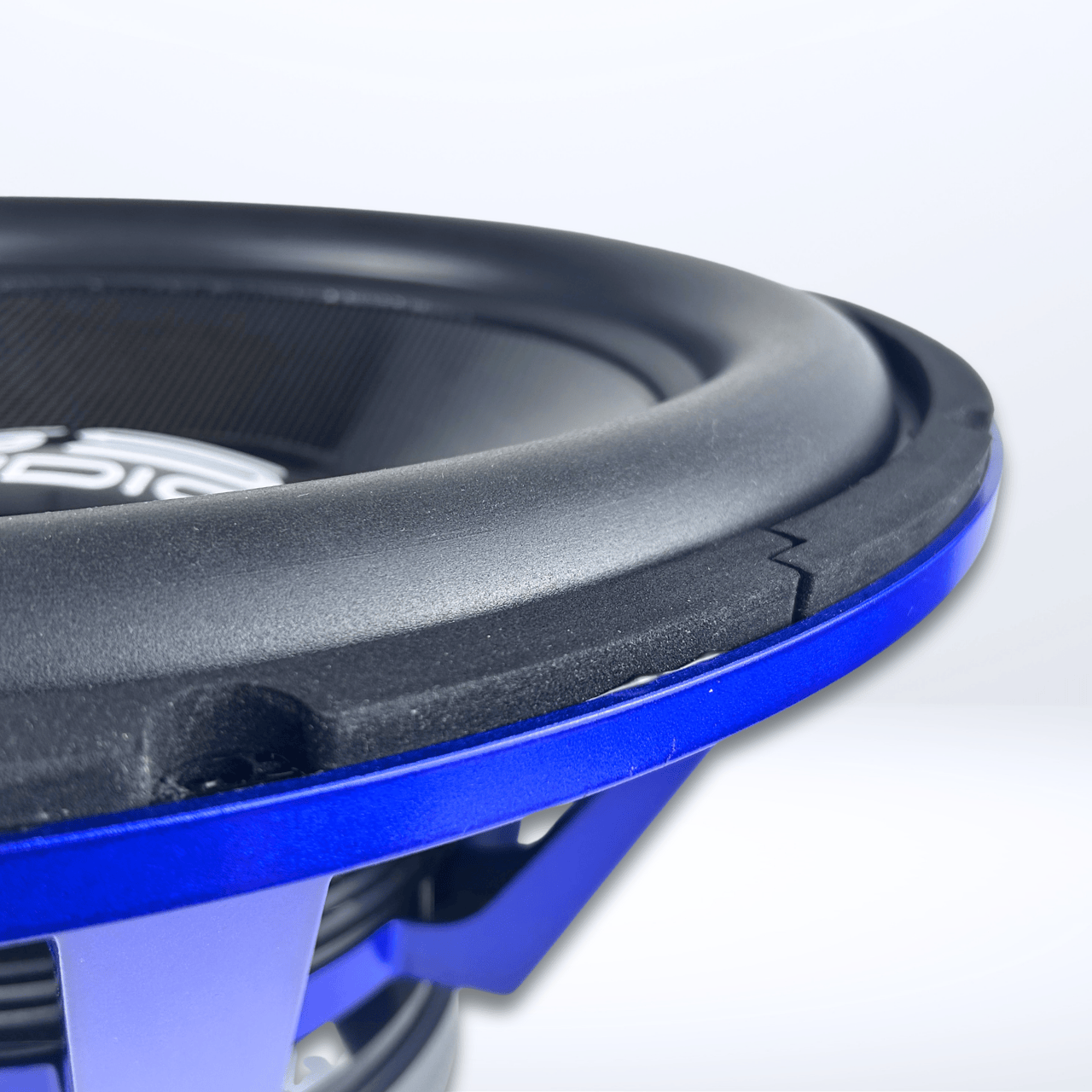 Nahaufnahme eines GS Audio Gold 10000 MK2 21-Zoll-Lautsprechers, auf der ein Riss in der schwarzen Gummisicke zu sehen ist, wobei Teile der Membran und des Logos sichtbar sind.