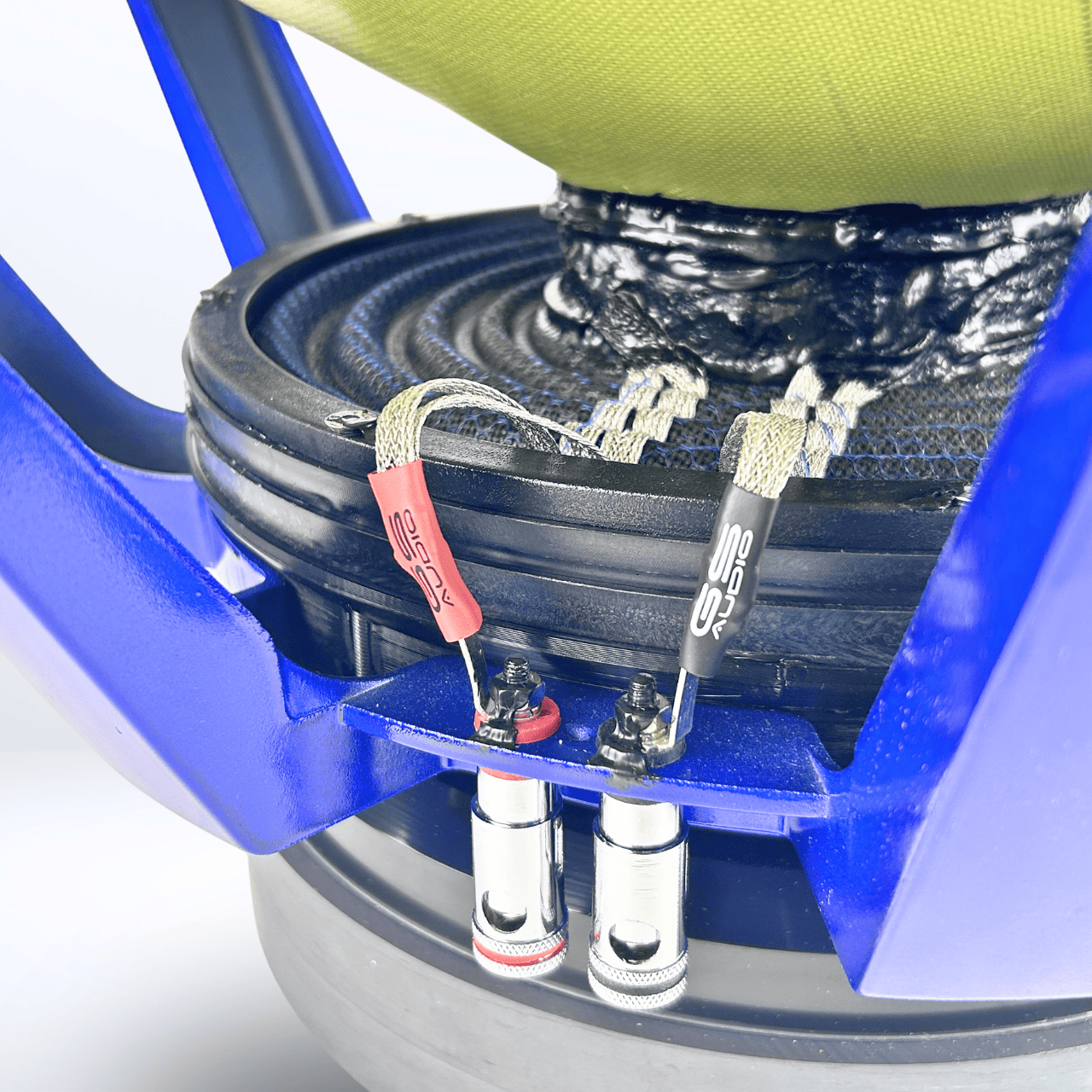Nahaufnahme der GS Audio Gold 10000 MK2 21″-Anschlussklemmen mit rot-schwarzen Kabeln, die die Struktur der Membran und den kräftigen blauen Rahmen zeigen.