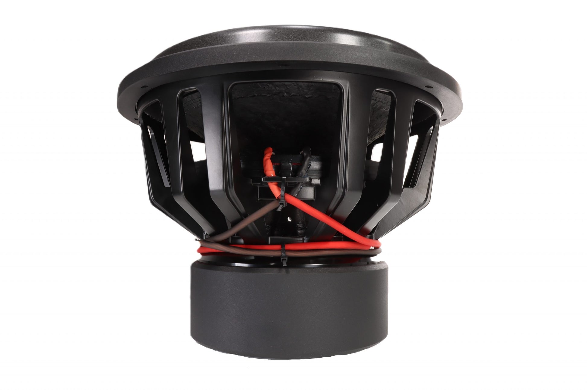 Le système audio Helon H15 EVO2 est un grand caisson de basses noir de 15 pouces, doté dun châssis robuste et dun câblage rouge et noir, présenté de profil sur un fond blanc.