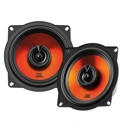 Zwei runde JBL STAGE1 52F-Lautsprecher mit schwarzen Rahmen und orangeroten Mittelpartien, ideal für kleine Fahrzeuge, vor einem hellen Hintergrund.