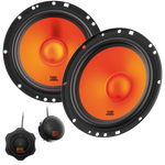 Auf einem hellgrauen Hintergrund sind zwei runde, orange-schwarze JBL STAGE1 62CF-Lautsprecher und zwei kleine schwarze Hochtöner abgebildet.