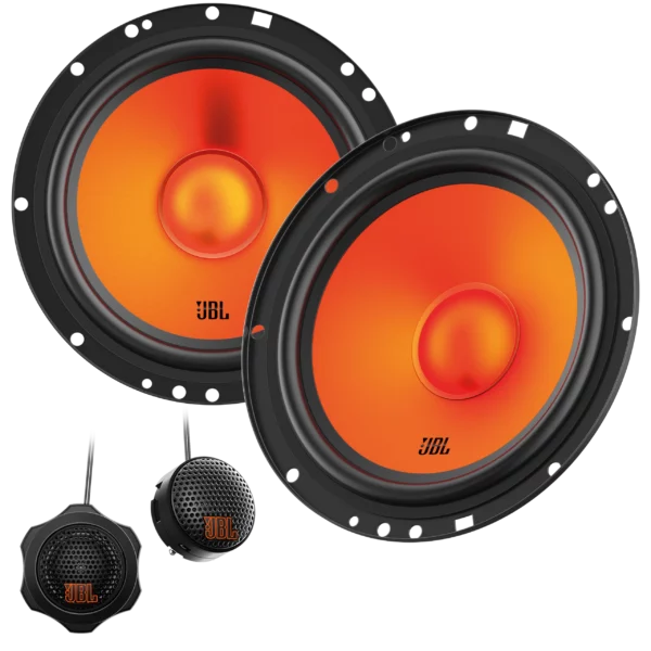 Auf einem hellgrauen Hintergrund sind zwei runde, orange-schwarze JBL STAGE1 62CF-Lautsprecher und zwei kleine schwarze Hochtöner abgebildet.