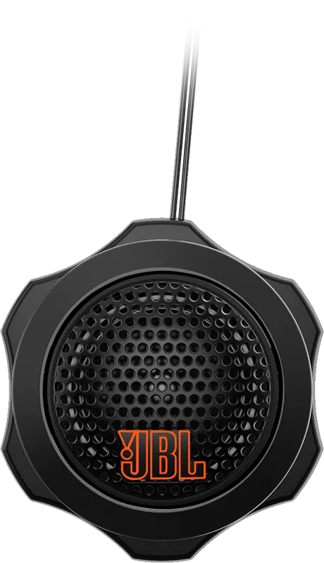 Ein schwarzer JBL STAGE1 62CF-Autolautsprecher mit Waben-Gitter und orangefarbenem Logo, von oben gesehen, oben ist ein Kabel zu sehen.