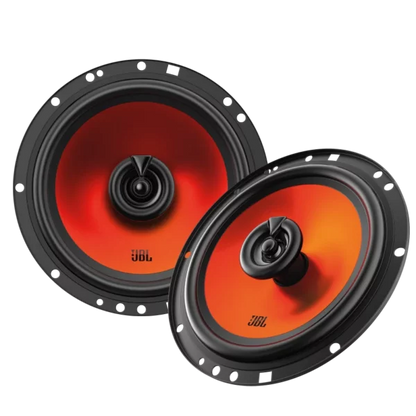 Zwei runde JBL STAGE1 62F-Koaxiallautsprecher mit orangefarbenen Membranen und schwarzen Einfassungen, schräg auf einem weißen Hintergrund ausgestellt.