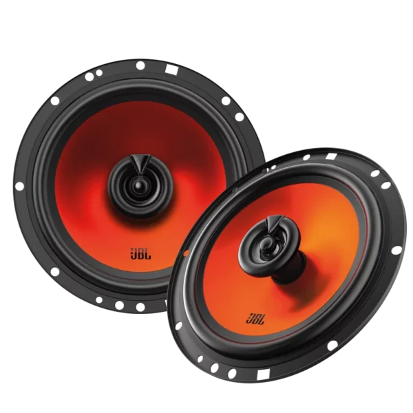 Zwei runde JBL STAGE1 62F-Koaxiallautsprecher mit orangefarbenen Membranen und schwarzen Einfassungen, schräg auf einem weißen Hintergrund ausgestellt.