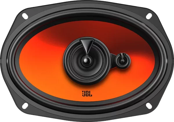 JBL STAGE1 962M, ovaler, schwarzer 3-Wege-Autolautsprecher mit vier Befestigungslöchern an den Ecken, abgebildet vor einem orangefarbenen Hintergrund mit Farbverlauf.