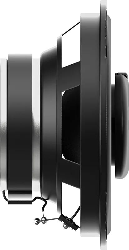 Seitenansicht eines JBL STAGE2 45F-Autolautsprechers, schwarz mit sichtbarer Verkabelung und Metallrahmen, vor einem schlichten weißen Hintergrund.