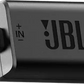 Nahaufnahme eines schwarzen JBL STAGE2 65C-Audioanschlusses mit Eingang und TW/WF-Ausgängen vor weißem Hintergrund.