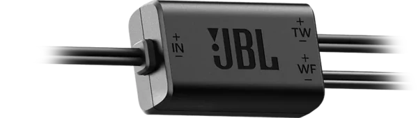 Nahaufnahme eines schwarzen JBL STAGE2 65C-Audioanschlusses mit Eingang und TW/WF-Ausgängen vor weißem Hintergrund.