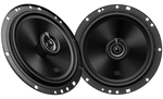 Zwei runde, schwarze JBL STAGE2 65F-Autolautsprecher mit Plus-One-Tieftönermembran und mehreren Befestigungslöchern sind vor einem hellen Hintergrund in einem leichten Winkel nach vorne gerichtet.