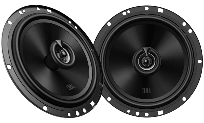 Zwei runde, schwarze JBL STAGE2 65F-Autolautsprecher mit Plus-One-Tieftönermembran und mehreren Befestigungslöchern sind vor einem hellen Hintergrund in einem leichten Winkel nach vorne gerichtet.