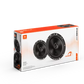Een JBL STAGE2 65F-autoluidspreker met productafbeeldingen en -details tegen een wit-oranje achtergrond.