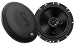 Zwei schwarze JBL STAGE2 65M-Autolautsprecher – einer mit Gitterabdeckung und Logo, einer ohne Abdeckung, sodass die Membranen und Befestigungslöcher sichtbar sind.