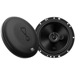 Zwei schwarze JBL STAGE2 65M-Autolautsprecher – einer mit Gitterabdeckung und Logo, einer ohne Abdeckung, sodass die Membranen und Befestigungslöcher sichtbar sind.