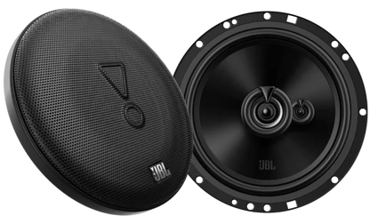 Zwei schwarze JBL STAGE2 65M-Autolautsprecher – einer mit Gitterabdeckung und Logo, einer ohne Abdeckung, sodass die Membranen und Befestigungslöcher sichtbar sind.